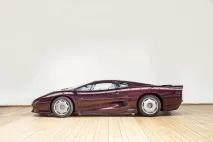 Чому легендарний Jaguar XJ220 виявився розчаруванням. чому