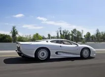 Чому легендарний Jaguar XJ220 виявився розчаруванням. легендарний