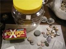 Про банки, камінці та мушлі клеєм