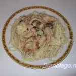 Спагетті з куркою та оливками спагетті