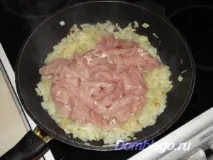 Спагетті з куркою та оливками оливками