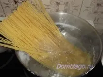 Спагетті з куркою та оливками куркою