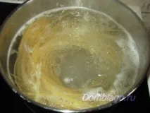 Спагетті з куркою та оливками спагетті