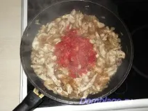 Спагетті з куркою та оливками спагетті