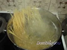 Спагетті з куркою та оливками спагетті