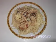 Спагетті з куркою та оливками куркою