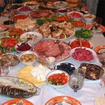 Прикраса столу квітами та свічками. квітами