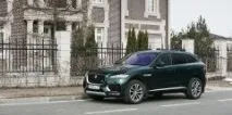 Вибивала у сонячних окулярах тому