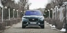 Вибивала у сонячних окулярах Jaguar