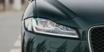 Вибивала у сонячних окулярах Jaguar
