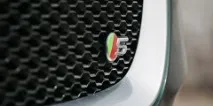 Вибивала у сонячних окулярах Jaguar