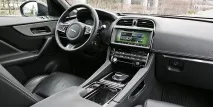 Вибивала у сонячних окулярах F-Pace