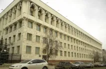 також