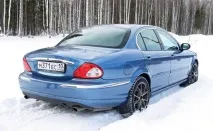 Юрієві подобається, як гарчить двигун його - мускулистого - Jaguar X-Type юрієві