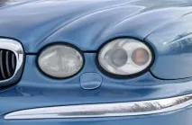 Юрієві подобається, як гарчить двигун його - мускулистого - Jaguar X-Type гарчить