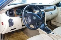 Юрієві подобається, як гарчить двигун його - мускулистого - Jaguar X-Type гарчить