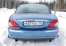 Юрієві подобається, як гарчить двигун його - мускулистого - Jaguar X-Type юрієві