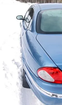 Юрієві подобається, як гарчить двигун його - мускулистого - Jaguar X-Type його