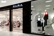 Ця дівчина просто купила нову сукню в магазині Zara нову