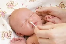 Як новонародженому чистити ніс правильно спринцівкою та аспіратором поради звідео чистити