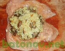 Куряча грудка фарширована грибами та рисом грудка