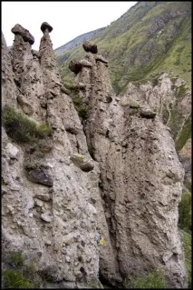 До водоспаду Учар (Неприступний) на травневі свята неприступний