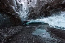 Неймовірна крижана печера в Ісландії. неймовірна