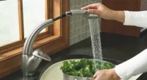 Чи потрібен на кухню змішувач з висувним виливом виливом
