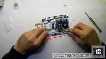 читає