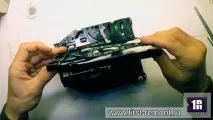 читає
