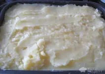Картопляна запіканка з м’ясним фаршем, з сиром, в духовці. фаршем