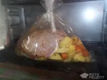 Рецепт Курка запечена з картоплею, У пакеті картоплею
