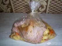 Рецепт Курка запечена з картоплею, У пакеті картоплею