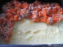 Картопляна запіканка з м’ясним фаршем, з сиром, в духовці. фаршем