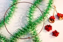 Різдвяні вінки з мішури з дзвіночками, куль і конячка дзвіночками