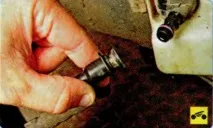 Заміна електронасосів омивачів вітрового скла, скла задніх дверей та фар Skoda Octavia задніх