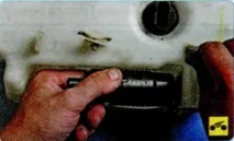 Заміна електронасосів омивачів вітрового скла, скла задніх дверей та фар Skoda Octavia омивачів