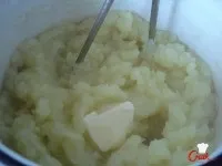 Смажена щука з картопляним пюре. щука