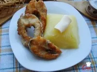 Смажена щука з картопляним пюре. картопляним