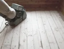 Циклювання підлогової дошки з цвяхами дошки