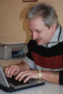 може