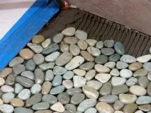 Як самостійно укласти галькову підлогу у ванній кімнаті галькову