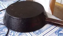 Як видалити з чавунної сковороди застарілий нагар чавунної