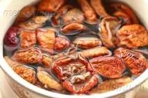 Компот із сухофруктів із шипшиною сухофруктів