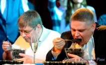 руками