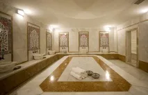 Лежаки, стіни та тепла підлога в хамамі тепла