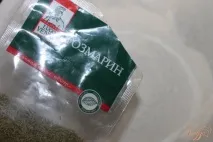 Дріжджове тісто на піцу з розмарином. дріжджове
