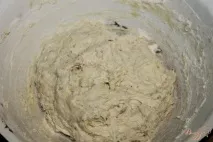 Дріжджове тісто на піцу з розмарином. розмарином