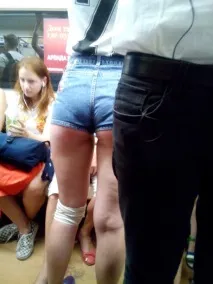 Дуже короткі шорти дуже
