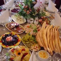 столом